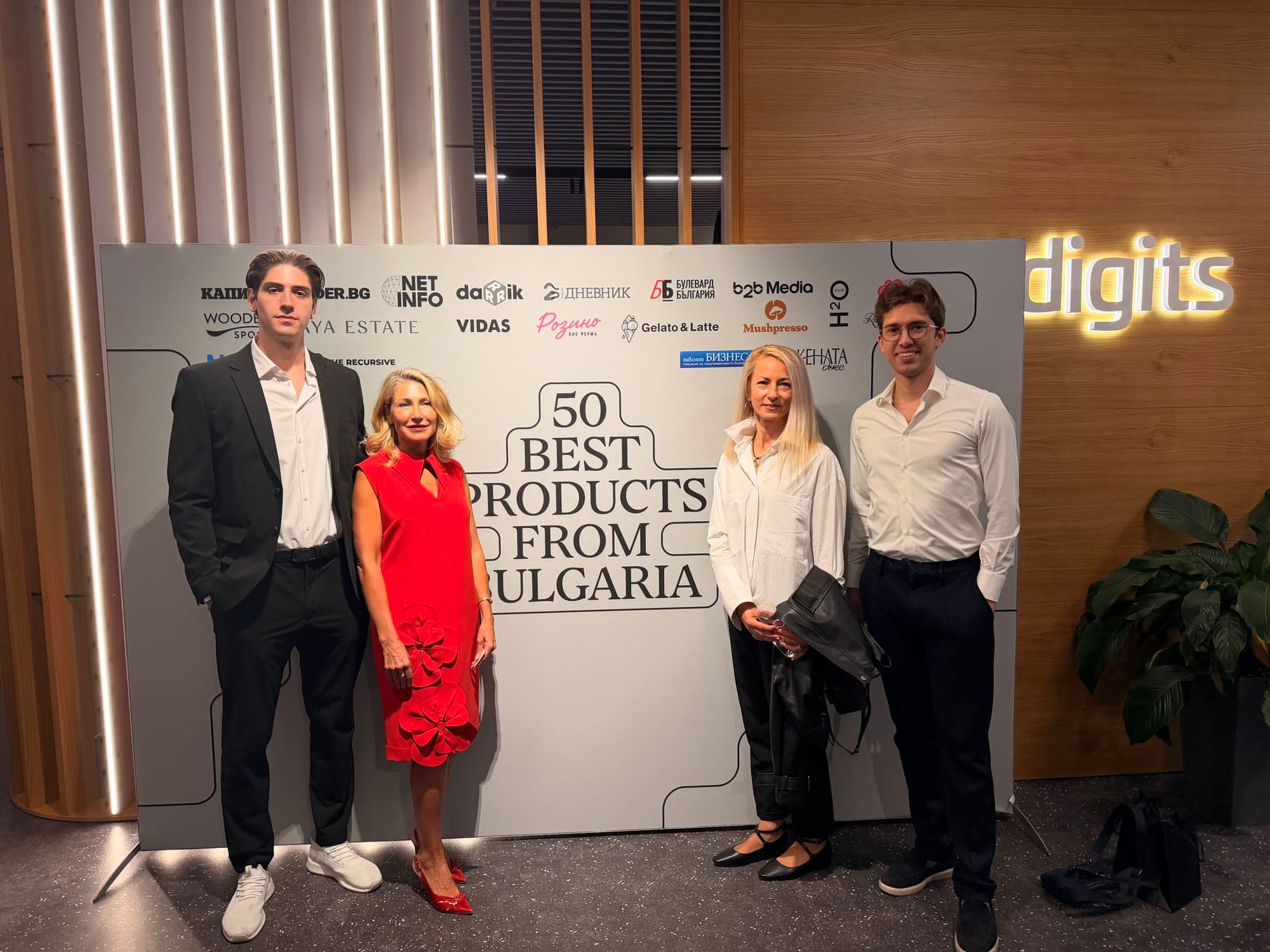 Des représentants de SparkVision devant la bannière « 50 Best Products from Bulgaria » lors du lancement de l'initiative